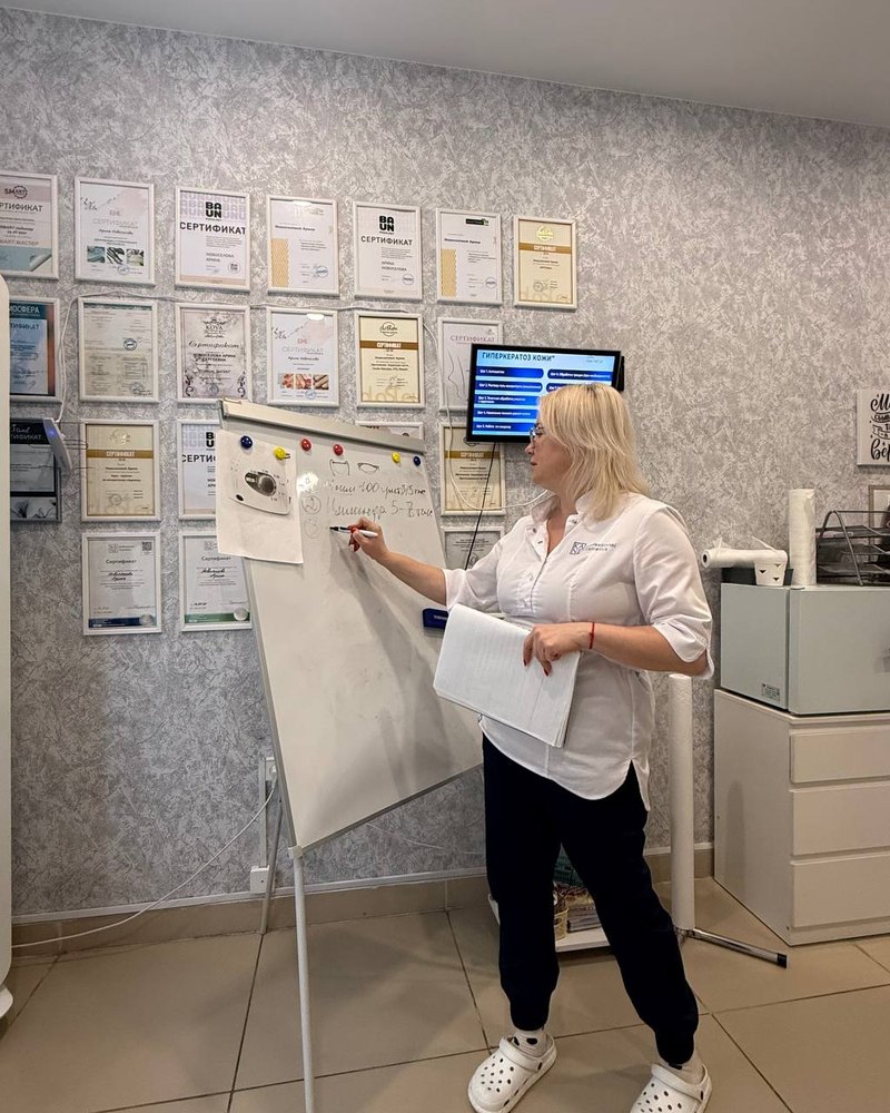 Арина Новоселова ведёт обучение в студии